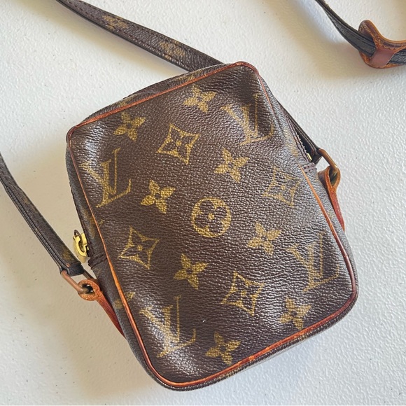 Unisex Louis Vuitton Mini Danube In monogram - Picture 2 of 16